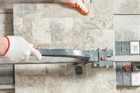 Fliese mit Fliesenschneider schneiden